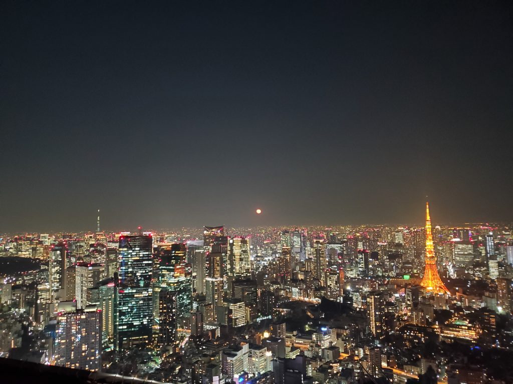 東京の月が赤い夜。